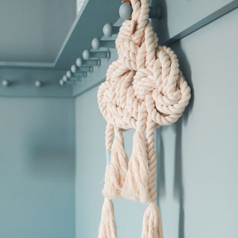 Dettaglio della decorazione in corda ispirata alla barca, casa del pescatore, stile marino