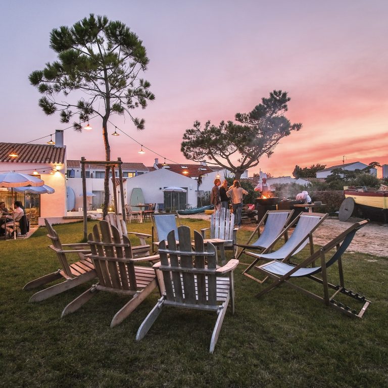 Sonnenuntergangsparty in den Gärten der Hautes Mers auf der Insel Yeu