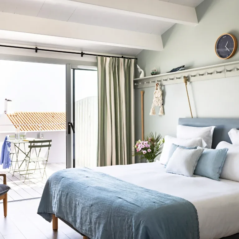 hotel-les-hautes-mers-ile-yeu-sea-junior-suite-terrace-ocean-view-bed