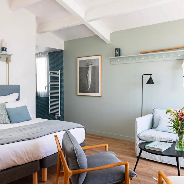 hotel-les-hautes-mers-ile-yeu-ocean-junior-suite-with-terrace-and-ocean-view-living-room